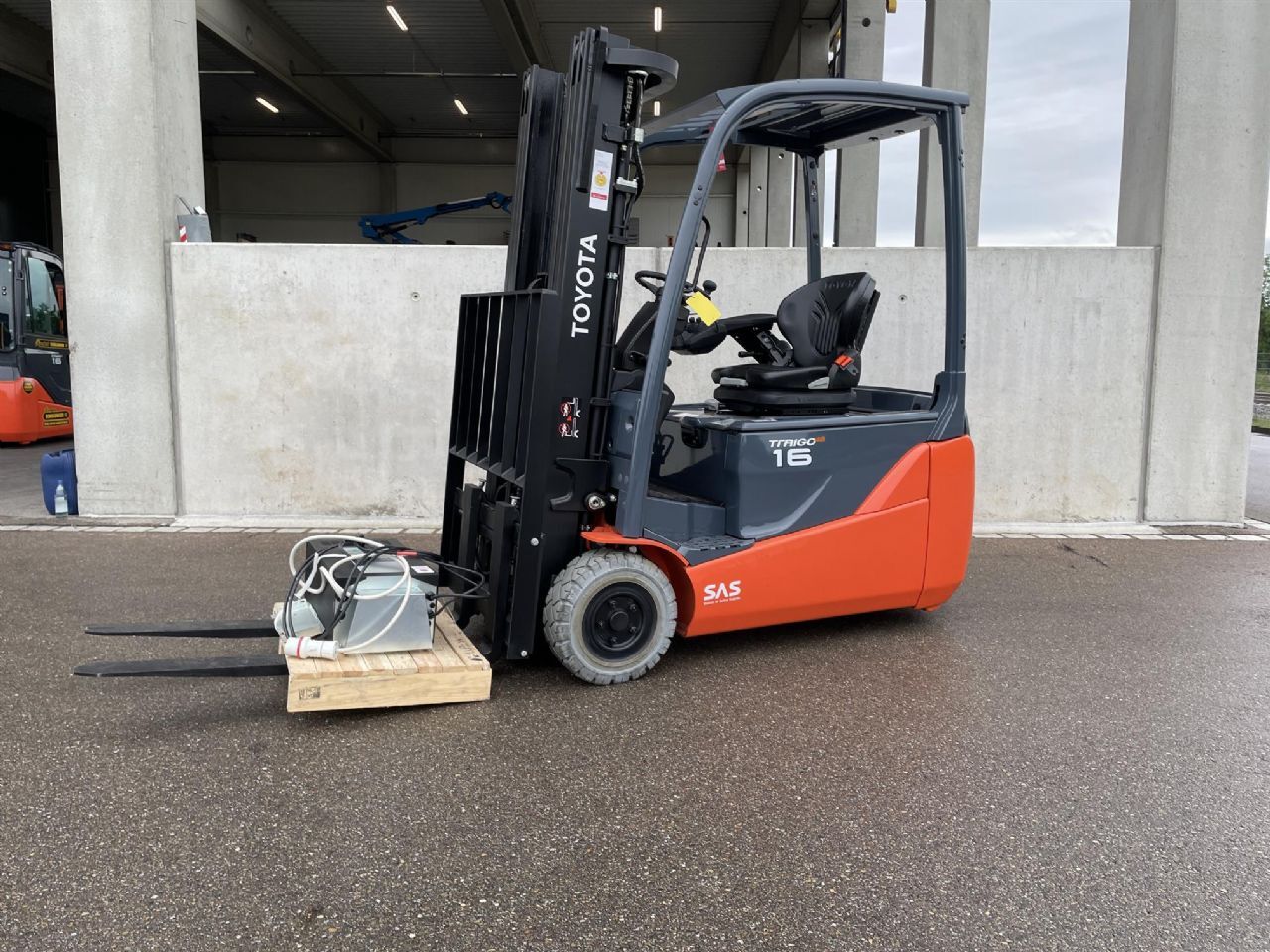 Toyota 8FBE16T Elektro 3 Rad-Stapler – Nr. G015229